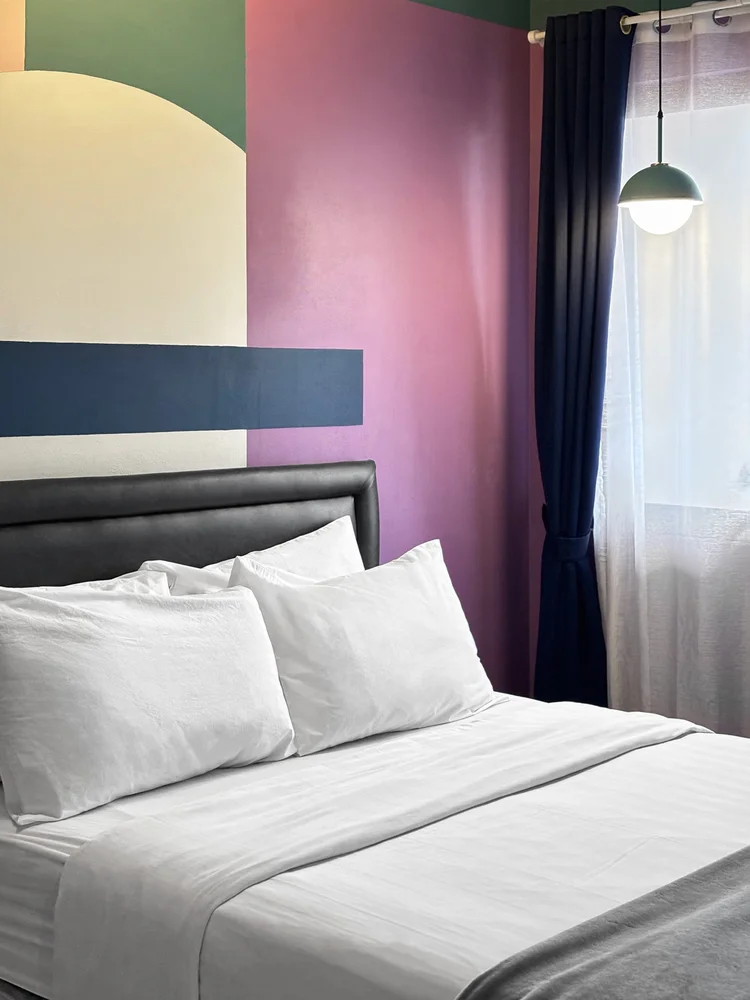 Montreal: Sprei putih di setiap kasur, standar yang sama di semua unit kami.