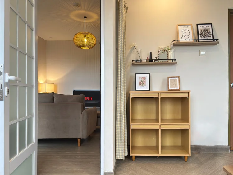 Seoul: Pintu kaca dari kamar ke ruang keluarga, rak kayu terbuka untuk barang bawaan.