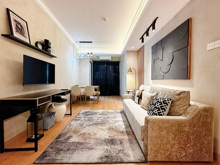 Amalfi: Muat 6, maks. 9 dengan extra bed: ruang keluarga Amalfi dengan sofa, smart TV, dan meja makan.