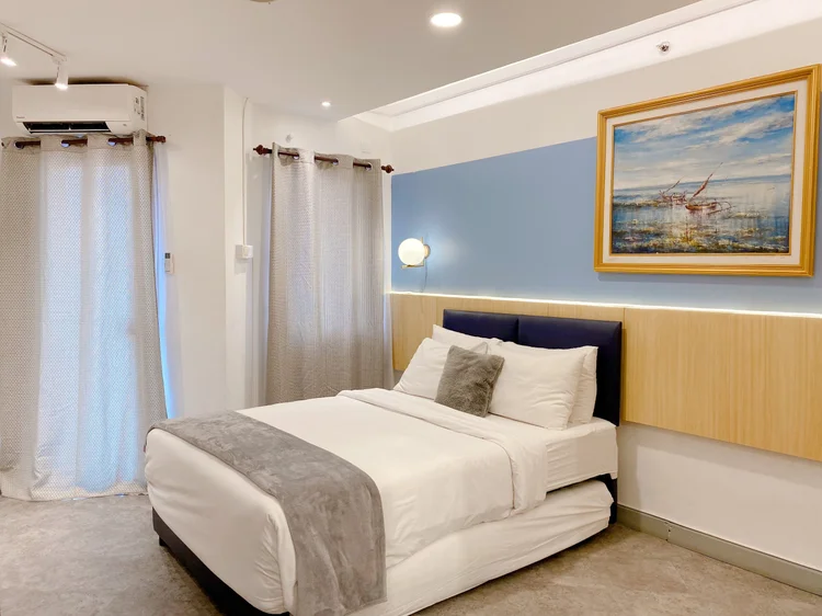 Austin: Sliding small double bed: dua kasur yang bisa dirapatkan atau dipisah, dengan AC sendiri.