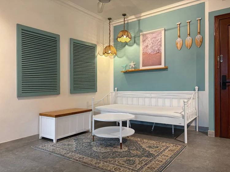 Mykonos: Sofa tiga dudukan dengan kipas langit-langit, tempat kumpul setelah jalan-jalan.