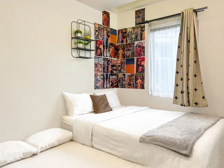 Brooklyn: Kamar utama dengan AC sendiri; sprei putih, standar yang sama di semua unit kami.