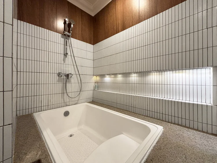 Kyoto: Kamar mandi utama punya bathtub, buat berendam santai setelah seharian jalan.
