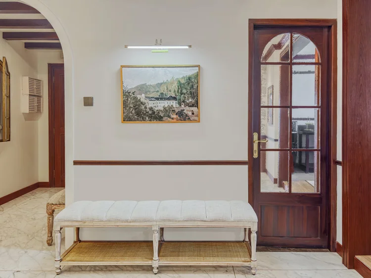 Kensington: Lorong panjang dengan bangku dan pintu kaca ke kamar, gaya klasik di sepanjang unit.