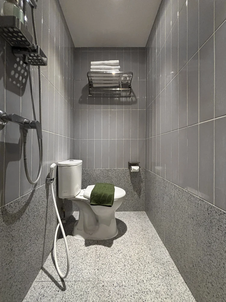 Den Haag: Sabun dan sampo sudah disiapkan di kamar mandi, sama di semua unit.