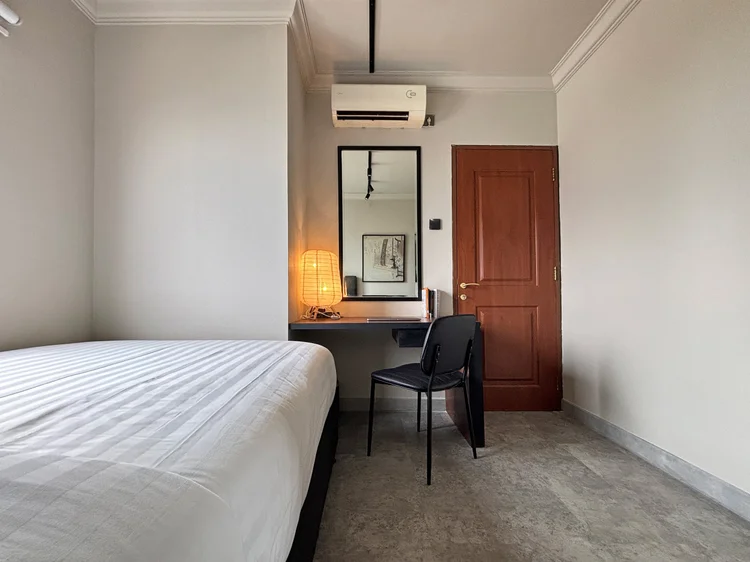 Saitama: Kamar lain dengan meja kerja kecil, lampu, dan AC sendiri.