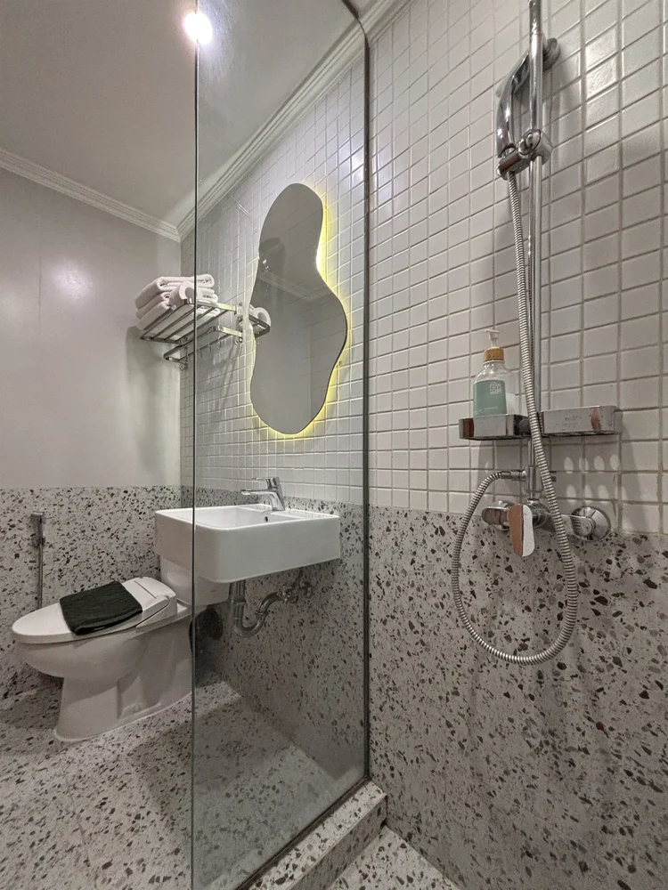 Seoul: Dua kamar mandi di unit ini, masing-masing dengan shower air panas.