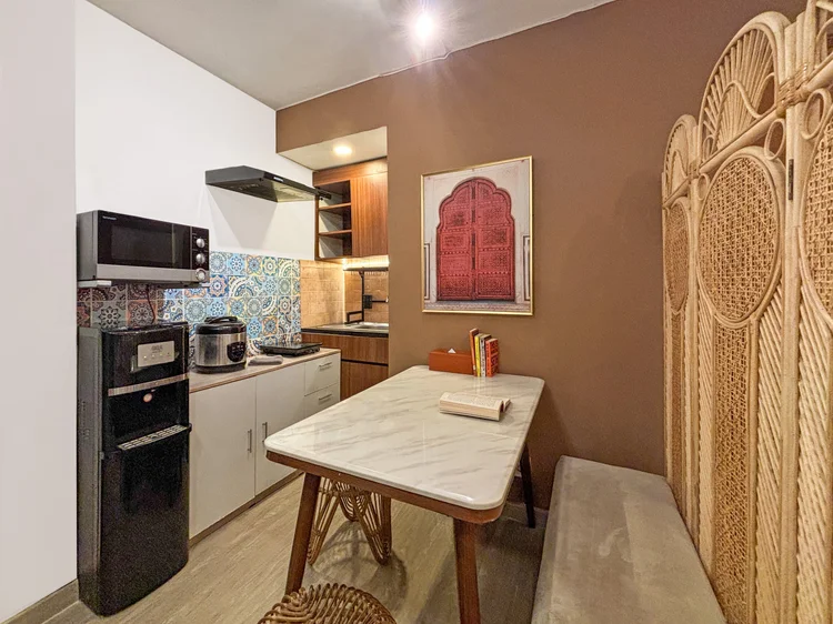 Ankara: Dapur terbuka dengan kulkas dan microwave; minimarket di lobi jual bahan dasar buat masak.
