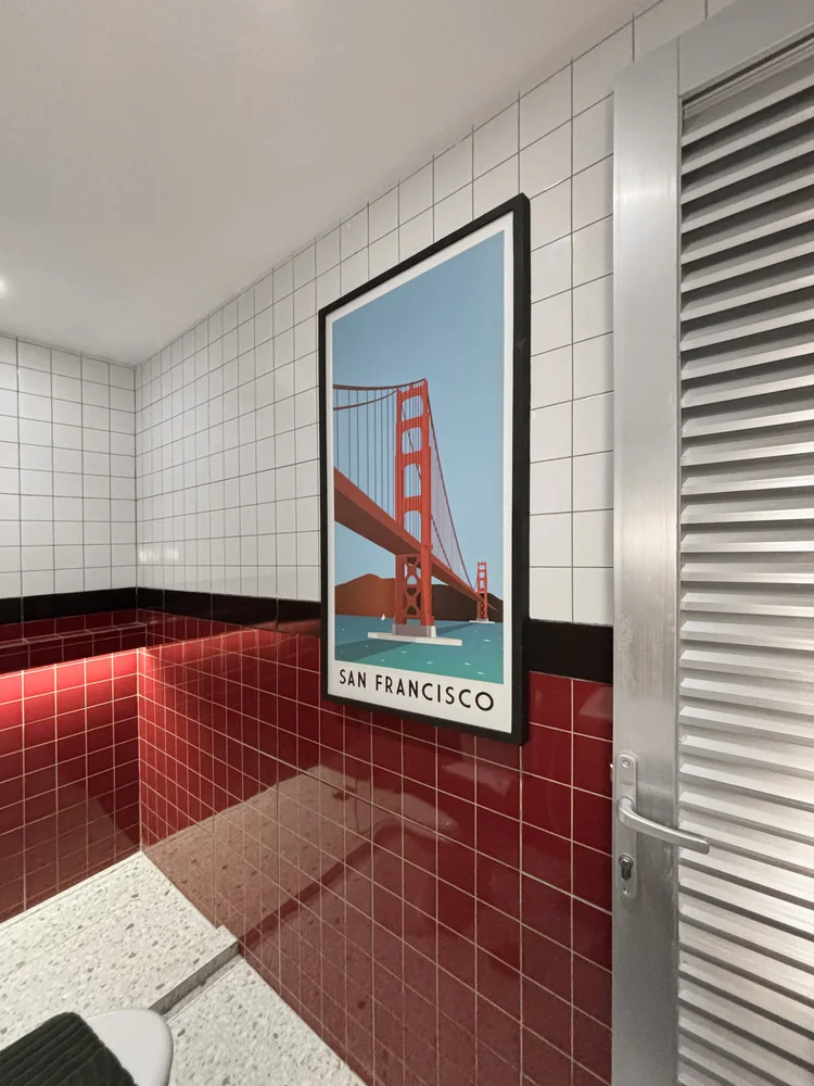 San Francisco: Poster Golden Gate di pintu kamar mandi, ubin merah berlanjut sampai ke dalam.