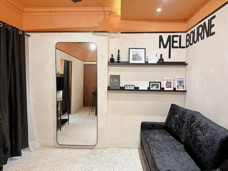 Melbourne: Cermin badan penuh dan rak dinding, gaya Melbourne yang moody.