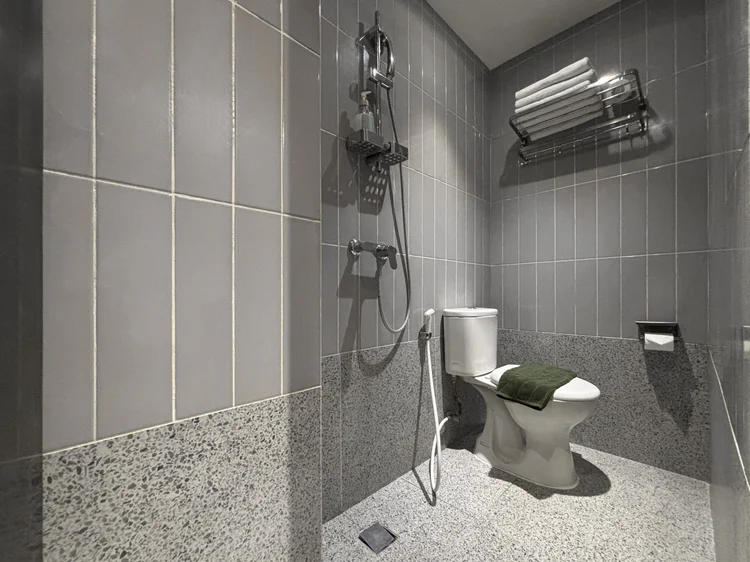 Den Haag: Kamar mandi dengan shower air hangat dan cermin besar.