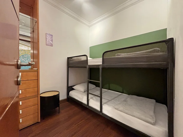 Salzburg: Kamar ranjang susun ini punya kamar mandi kecil sendiri dengan toilet dan wastafel.