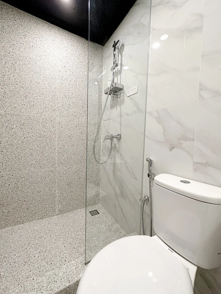 Los Angeles: Kamar mandi dengan shower dan air panas, siap dipakai kapan saja.