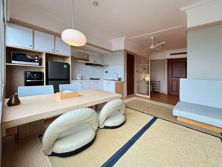 Fukuoka: Ruang makan dan ruang keluarga menyatu di atas tatami. Muat 4 orang.