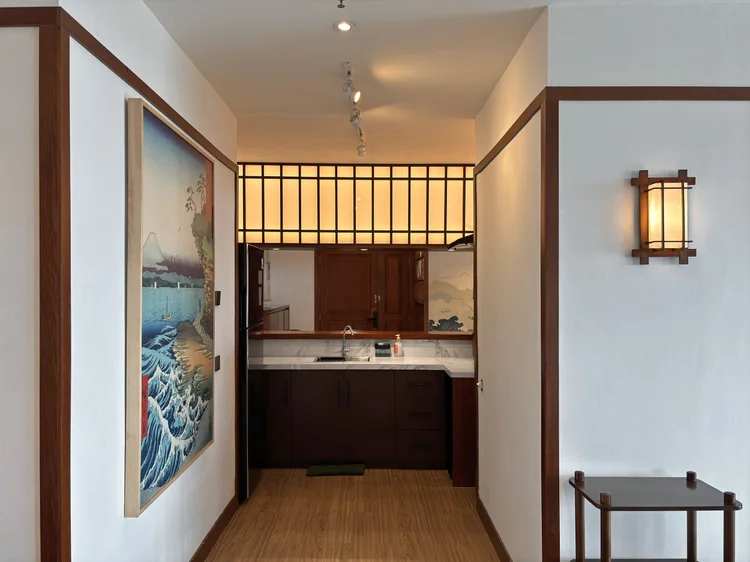 Okinawa: Lukisan ombak ala Jepang menyambut di lorong masuk, detail tema Okinawa.