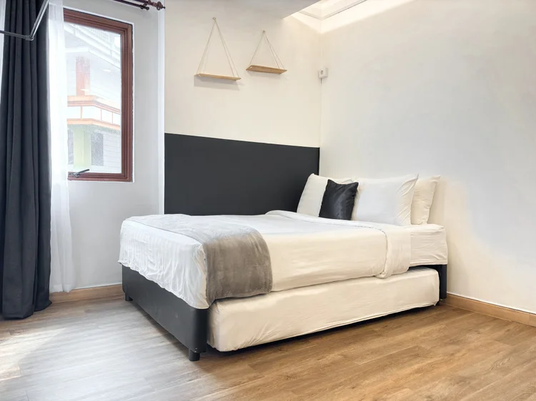Nairobi: Small double bed 140 cm dengan AC; sprei putih seperti di semua unit kami.