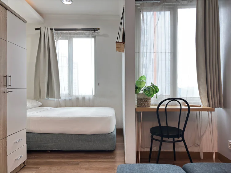 Bern: Single bed 120 cm di dekat jendela, dengan meja kecil dan kursi.