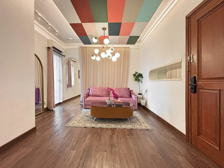 Beverly: Ruang keluarga dilihat dari pintu masuk. Muat 7, maks. 10 dengan extra bed.