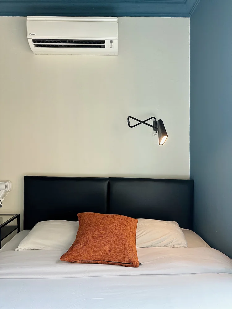 Boston: Kamar utama: queen bed 160 cm dengan AC sendiri.