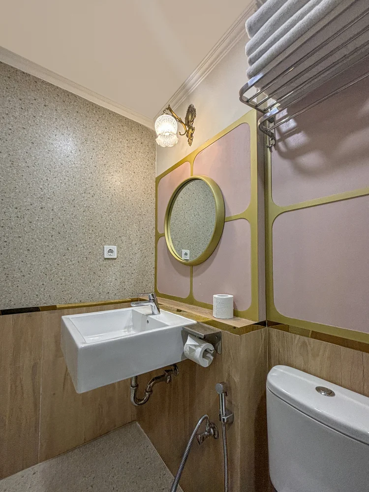 Batavia: Sabun dan sampo sudah tersedia di kamar mandi, sama di semua unit.
