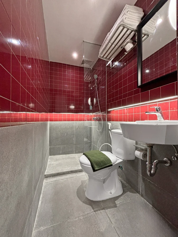 Helsinki: Kamar mandi merah dengan wastafel dan cermin sendiri.