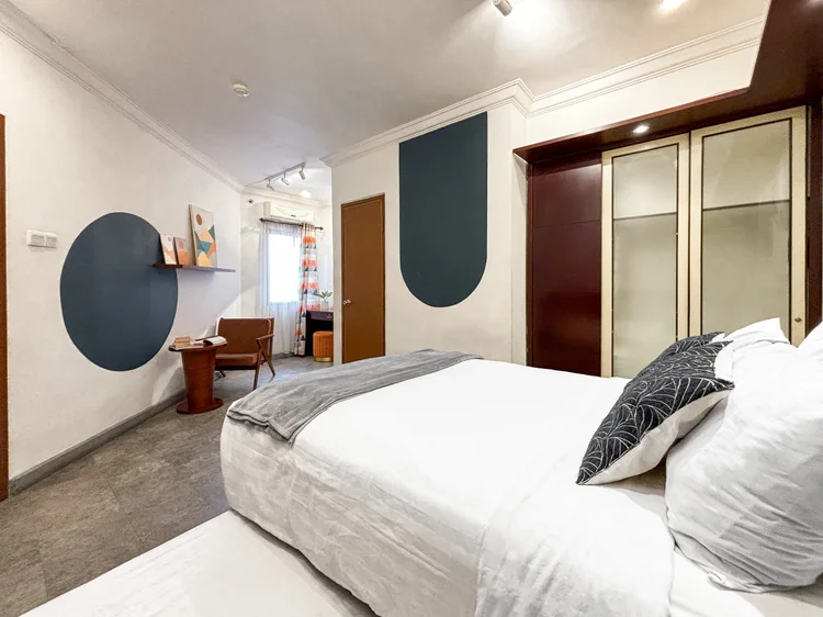 Chicago: Kamar dengan lemari kaca dan dinding biru, sprei putih standar yang sama di semua unit kami.