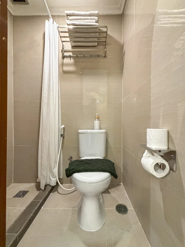 Adelaide: Kamar mandi dengan shower air hangat; sabun dan sampo sudah disiapkan, sama di semua unit.