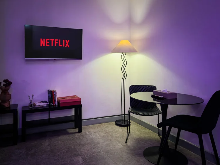 Copenhagen: Smart TV dengan Netflix di ruang tamu, dengan meja bundar kecil di sampingnya.
