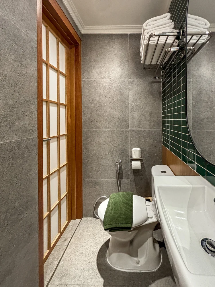 Kanazawa: Kamar mandi di balik pintu shoji, dibersihkan tim kami sesuai standar CHSE sebelum check-in.