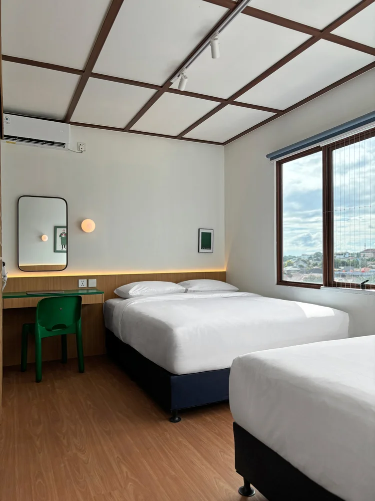 Incheon: Sprei putih di setiap kasur, standar yang sama di semua unit kami.