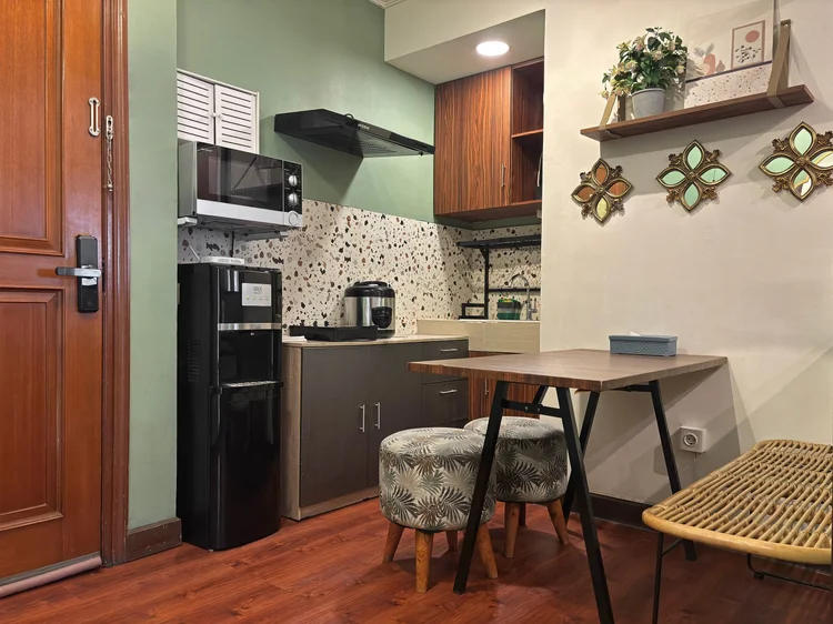 Panama: Dapur terbuka dengan kulkas, microwave, dan rice cooker, meja makan tepat di sebelahnya.