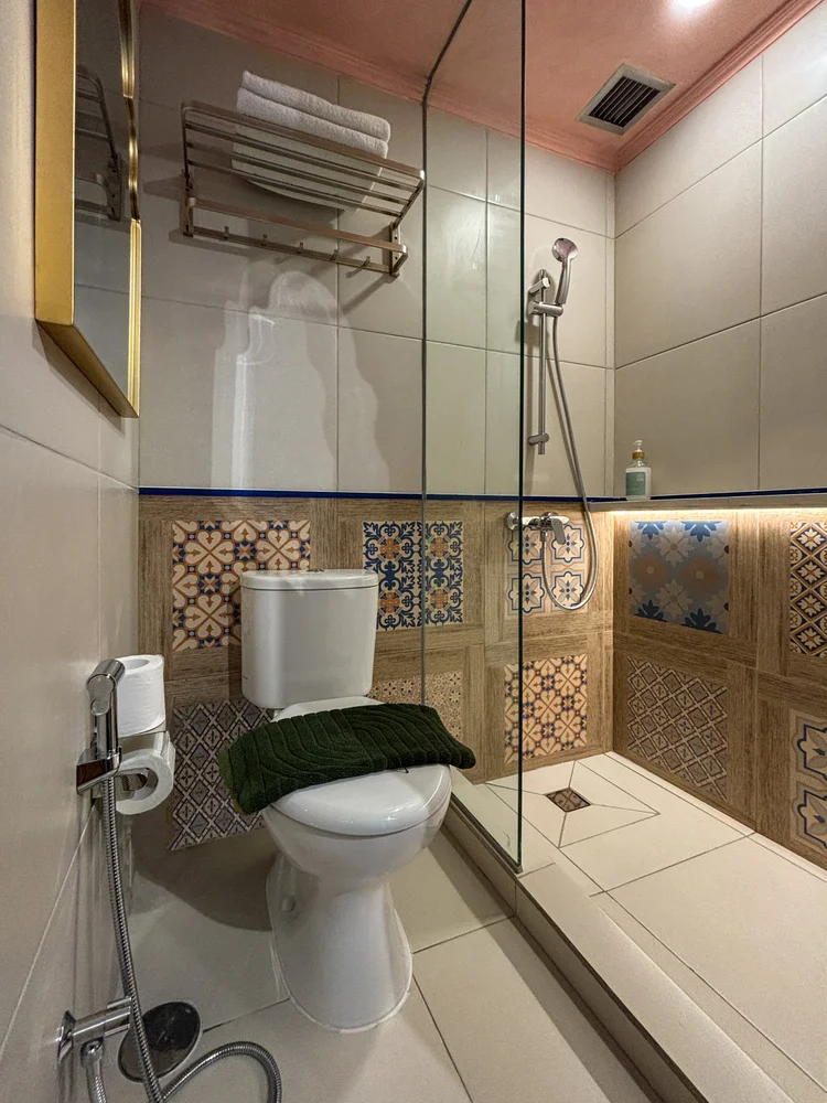 Marrakech: Dua kamar mandi di unit ini; sabun dan sampo sama di semua unit.