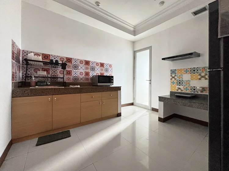 Namibia: Dapur tertutup dengan microwave dan rak piring, aroma masakan tidak masuk ruang tamu.