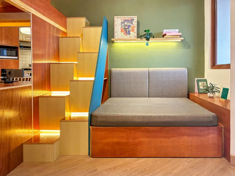 Kanazawa: Sofa bed di bawah tangga loft, sudah termasuk kapasitas 4 orang.