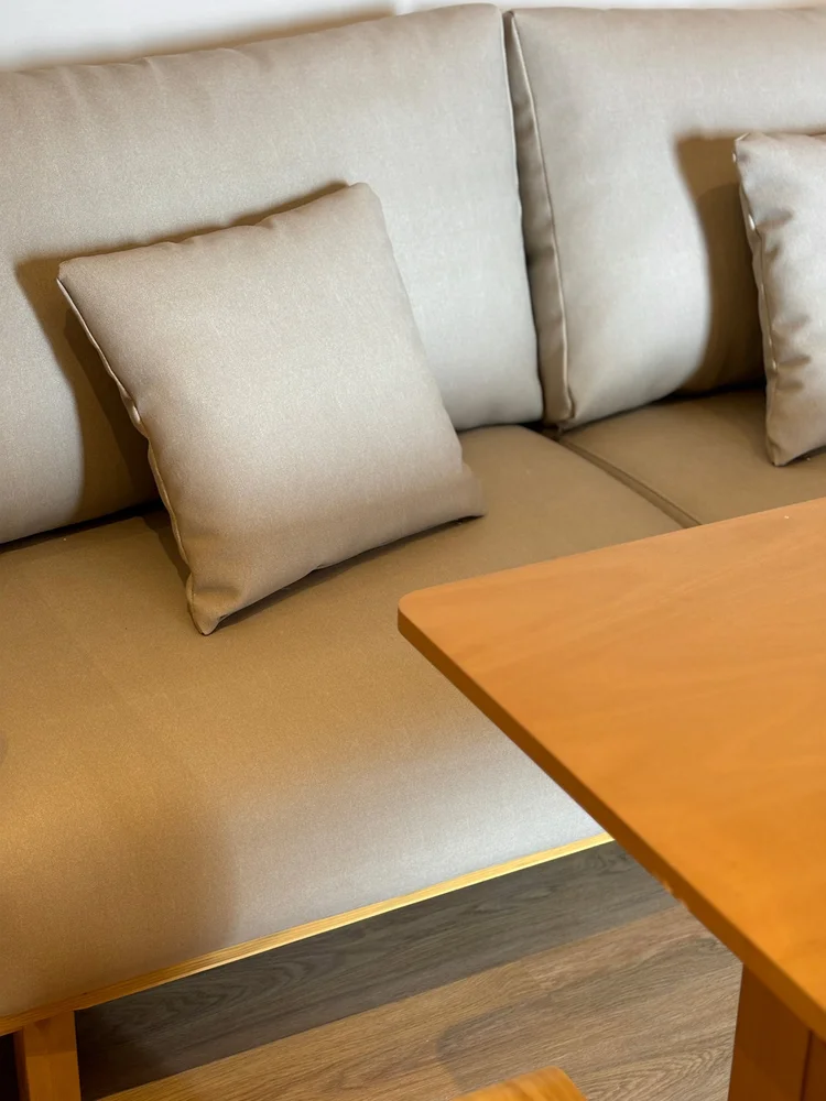 Hokkaido: Bantal sofa dan meja kayu, detail kecil yang menjaga suasana tenang khas Japandi.