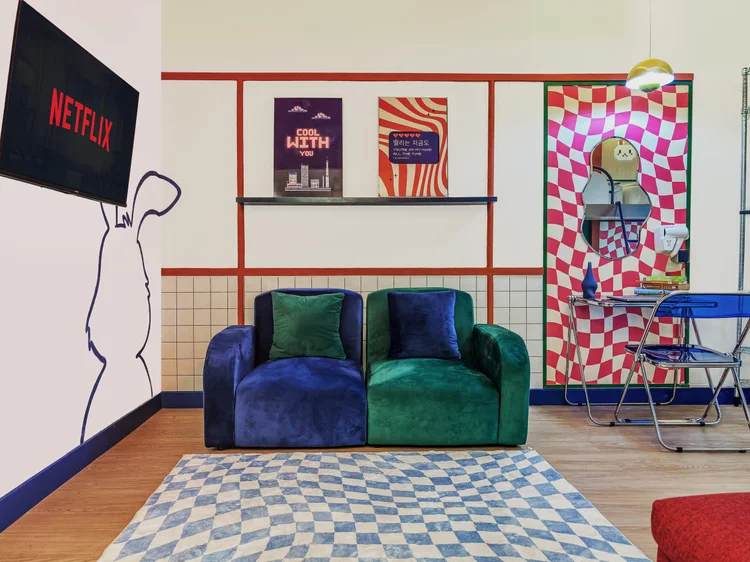 Hong Dae: Sofa dua dudukan beludru dan smart TV dengan Netflix, ala kamar kos Hongdae.