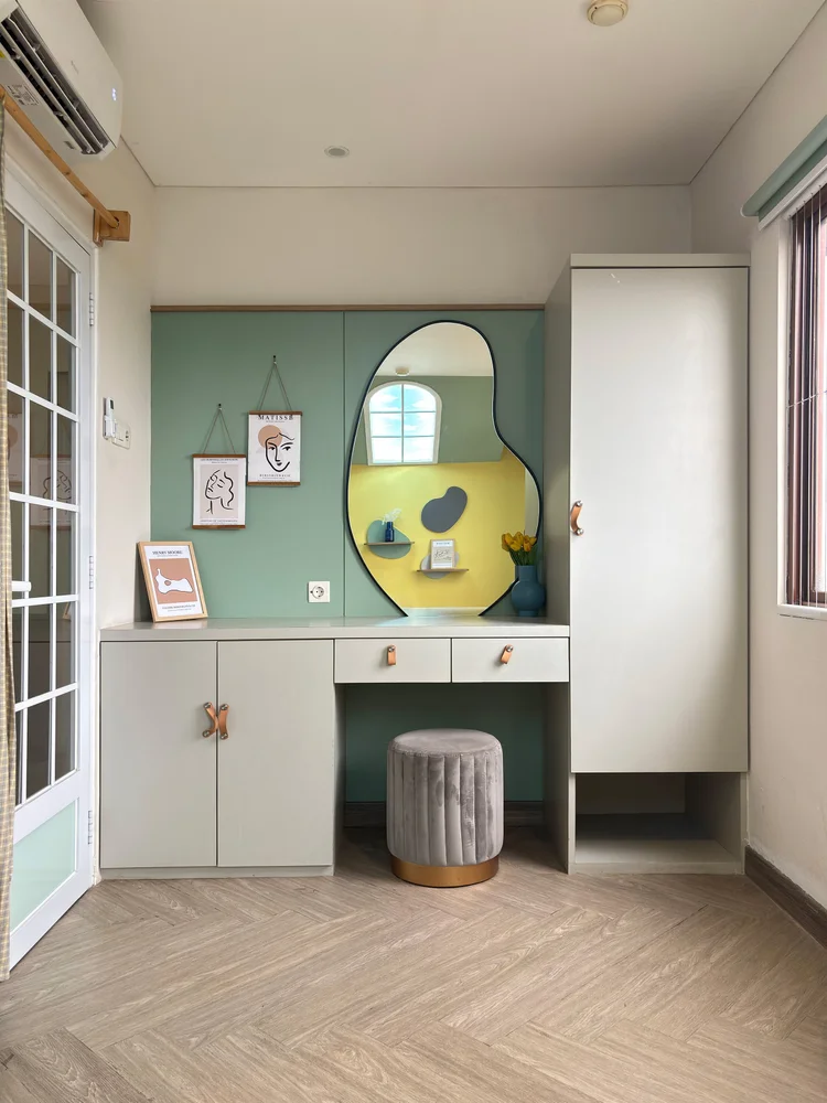 Seoul: Kamar lain dengan meja rias, lemari, dan AC sendiri.