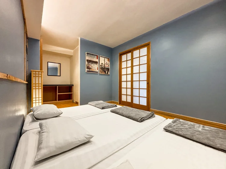 Yokohama: Kamar dengan dua ranjang dan pintu geser shoji. Muat 8, maks. 9 dengan extra bed.