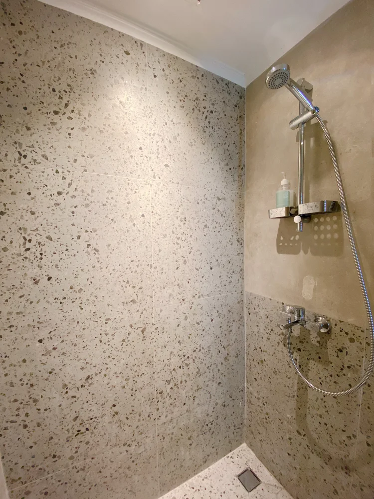 Budapest: Shower dengan pemanas air, jadi selalu bisa mandi air hangat.