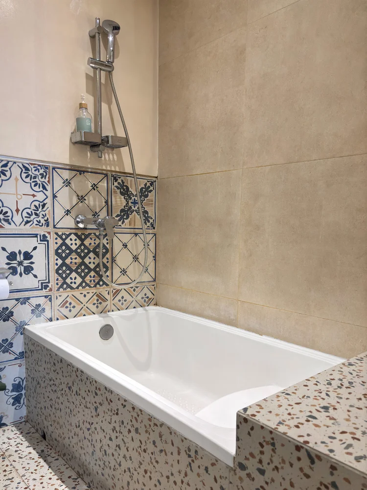 Santorini: Bathtub dengan air panas, buat berendam setelah seharian keliling Bandung.