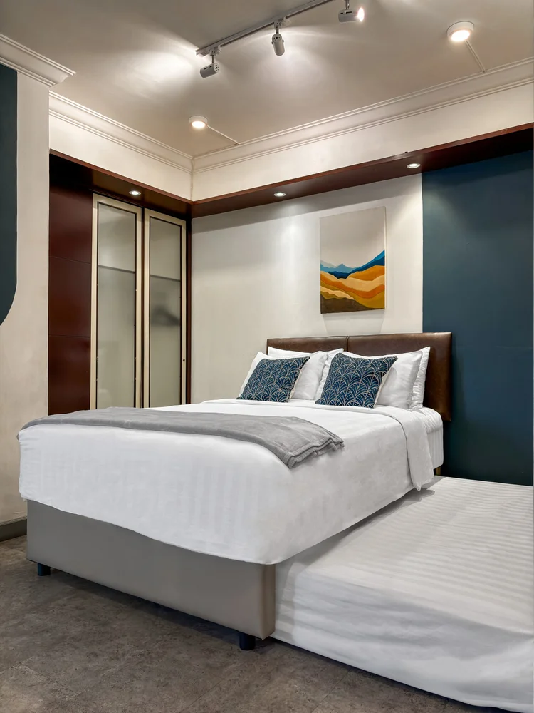 Chicago: Kamar utama: sliding small double bed dengan AC dan lemari sendiri.