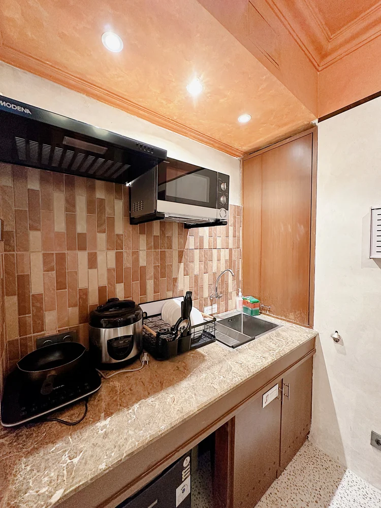 Melbourne: Dapur terbuka: kompor induksi, cooker hood, rice cooker, dan kulkas.