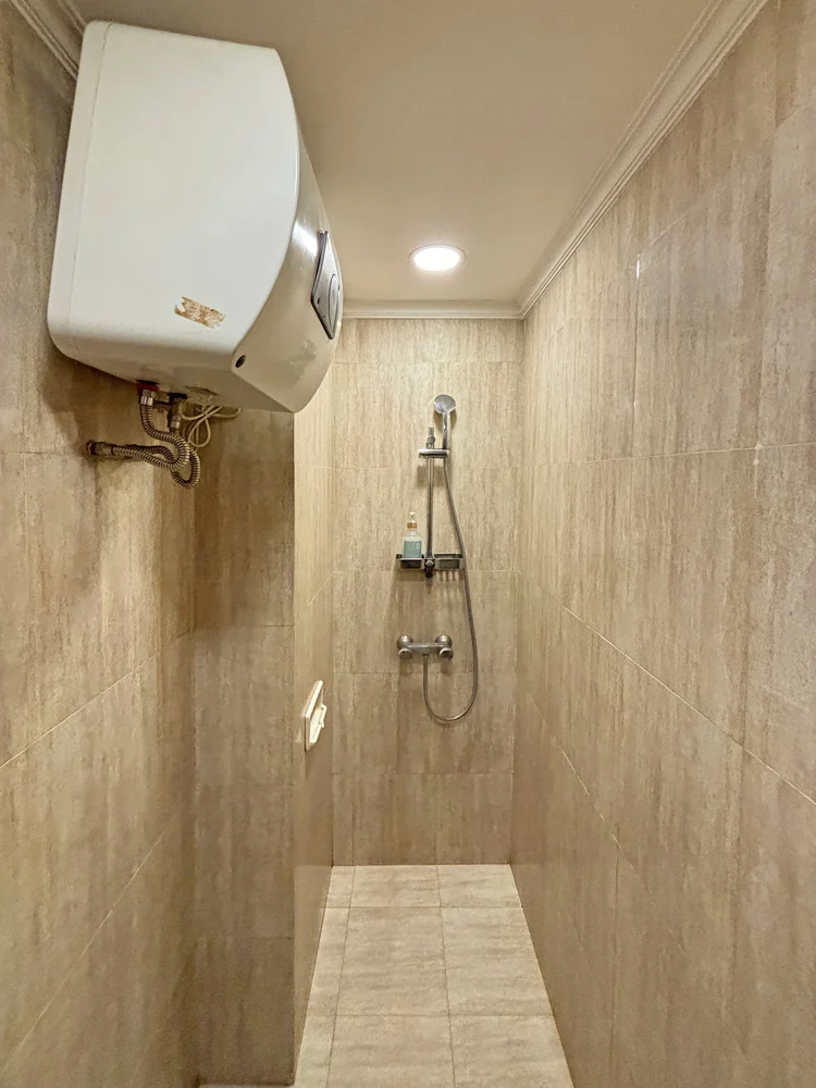 Montreal: Shower dengan pemanas air, jadi selalu bisa mandi air hangat.