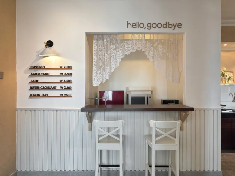 Busan: Konter ala kafe Korea dengan bar stool untuk berdua, kopi pagi tanpa keluar unit.