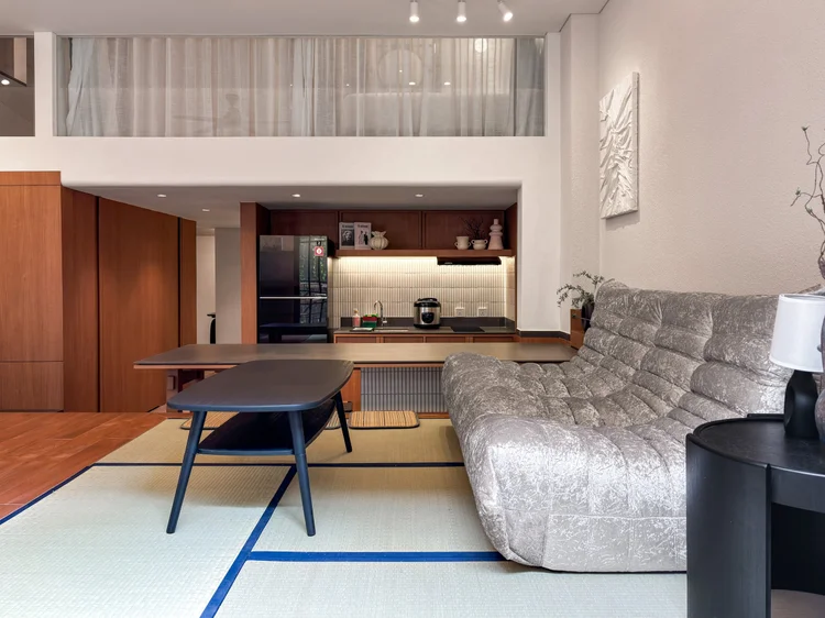 Shizuoka: Dapur terbuka dan kitchen island, sofa di sebelahnya, muat 8, maks. 12 dengan extra bed.