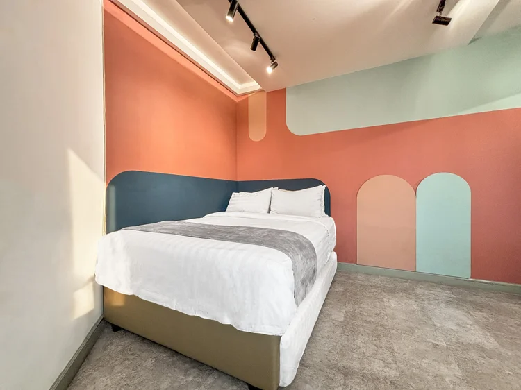 Geneva: Sprei putih di tempat tidur, standar yang sama di semua unit kami.