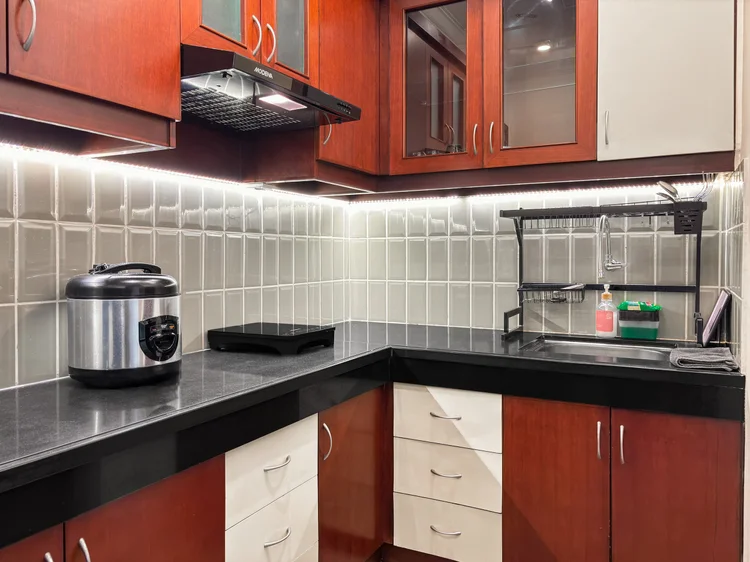 Chicago: Dapur dengan kompor induksi, rice cooker, dan kulkas; minimarket di lobi jual bahan dasar buat masak.