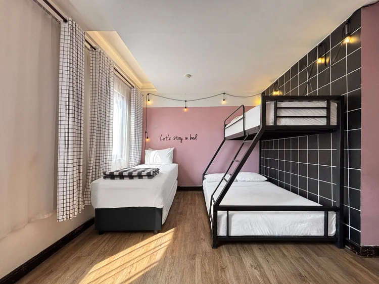 Myeong-dong: Area tidur: tempat tidur susun plus kasur sliding yang bisa ditarik keluar.
