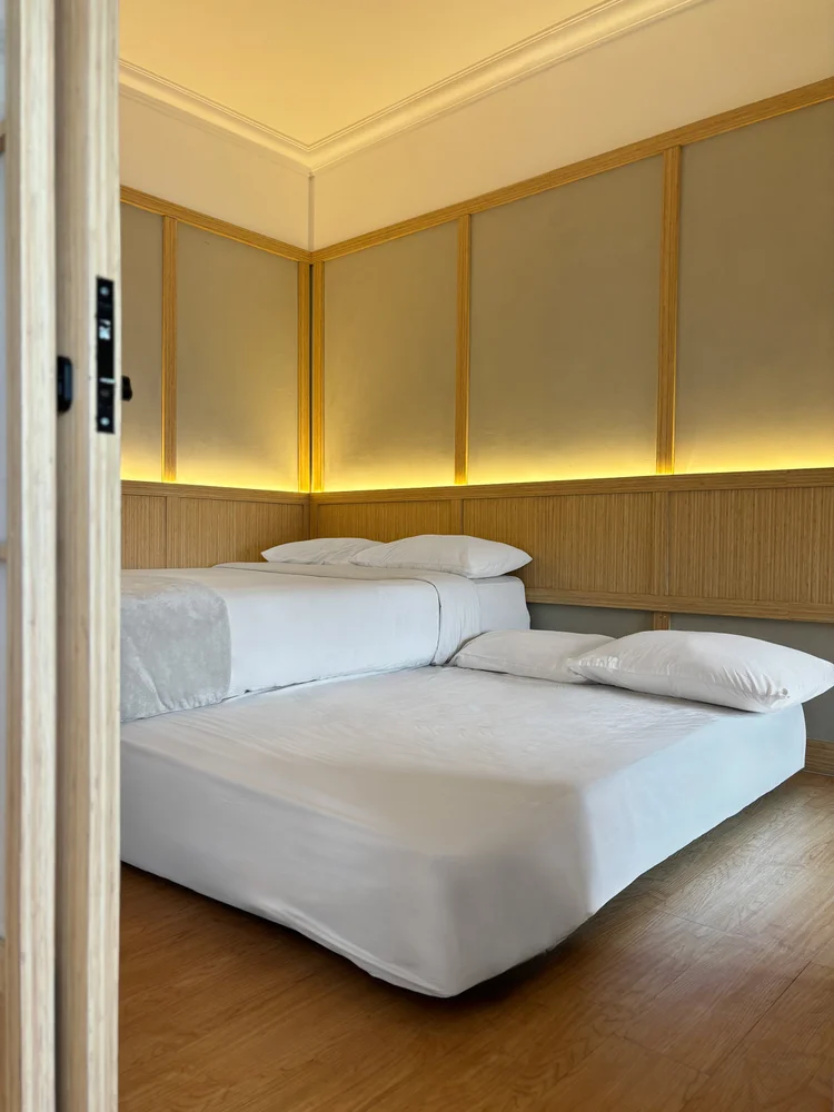 Fukuoka: Kamar tidur dengan AC dan lampu dinding, dikelilingi panel shoji.