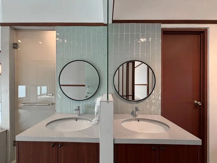Okinawa: Wastafel ganda di kamar mandi ini, praktis buat rombongan yang siap-siap bareng.